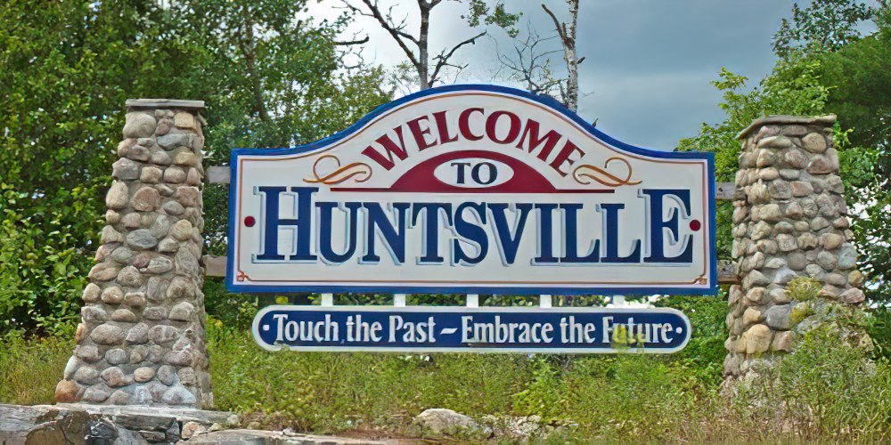 The highway sign giving visitors welcome to Huntsville